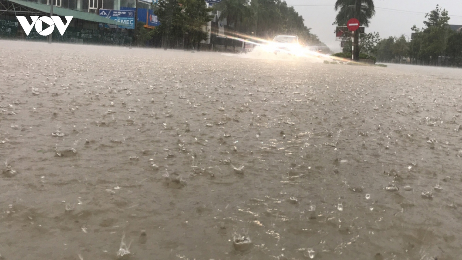 Heavy downpours engulf streets throughout Vinh city